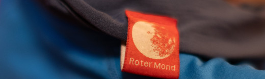 schlauchschaal mit rotem Mond